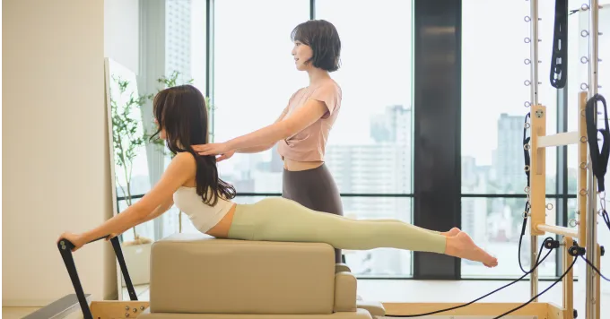 マシンピラティスをする女性