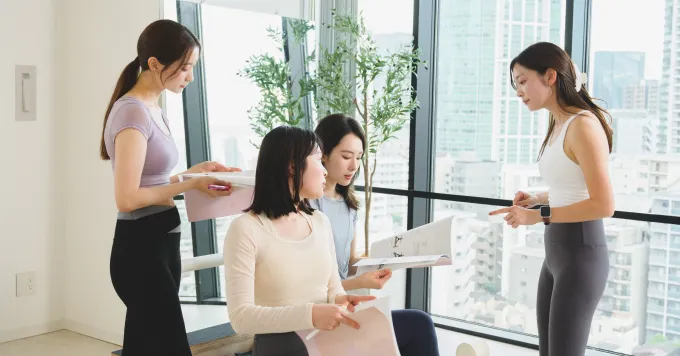 インストラクターを目指し、マシンピラティスを教わる女性たち