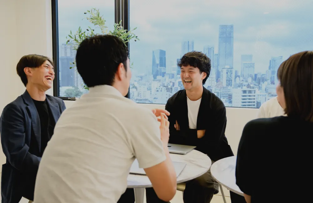 社員同士で会話する様子